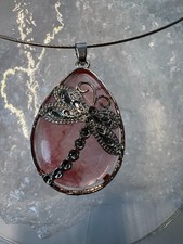 Anhänger: "Libelle  " Halbedelstein auf Metall mit Halsreif 