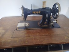 Pfaff Nähmaschine im Tisch