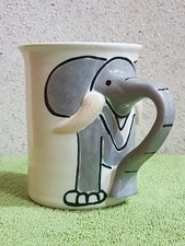 Tasse mit Elefantenmotiv und einem Elefantenrüssel als Henkel
