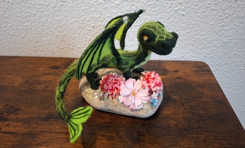 Drache gefilzt auf naturstein - drache,