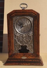 Niedliche kleine Uhr Standuhr Buffettuhr Kaminuhr m. Zinn-Design u. Quarzpendelw