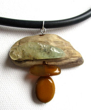 Exclusive Fundholzschmuck-Treibholzkette-Lederband-Prehnit und Jaspis