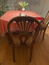 Ein großer Tisch mit vier