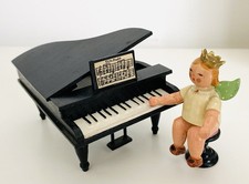 Klemm & Ellmann Engel mit Krone an offenem Flügel Klavier