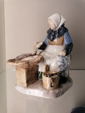 BING & GRONDAHL  COPENHAGEN FIGUR #2233  "FISHMARKET" TOP 1. WAHL