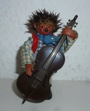 GUSTAV PETER / MECKI mit KOTRABASS / MUSIKER / IGEL FIGUR PUPPE / 9 cm / #773#