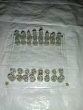 Schachbrett Glas mit Figuren