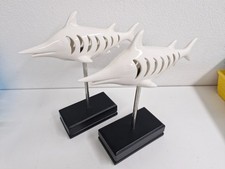 2 Stück  Keramik Schwertfische in weiß + schwarzem Holzfuß - Top Zustand - DEKO