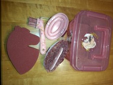 Pferdeputzzeug Von  Spiegelburg Hufkratzer, Striegel, Bürste und Schwamm