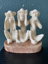 3 Affen auf Sockel sitzend
