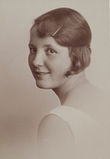 Porträt Schöne junge Frau Mädchen typische 20er Jahre Frisur kurz Bubikopf Foto