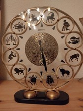 Atlanta Tischuhr mit Zodiak Tierkreis/ tlw. Messing, 30 cm hoch, Quarzwerk, 