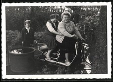 Fotografie Motorrad, Grossmutter auf Motorroller mit Berlin-Wimpel sitzend 