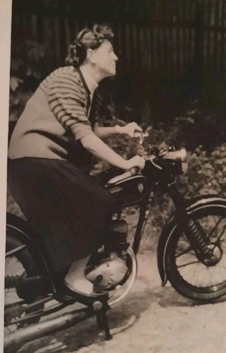 Altes foto 1957 frau motorrad - frau,
