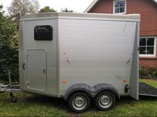 Humbaur Notos Alu Pferdeanhänger - Western - große Sattelkammer 