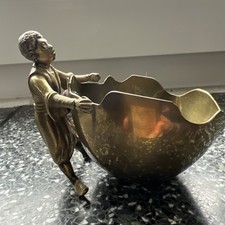 Kleine Bronzefigur mit Schale