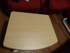 Beistelltisch auf Rollen / Ahornplatte oben und Glasböden darunter