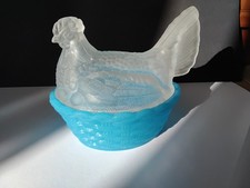 Deckeldose ButterHuhn Nesting Chicken Pressglas Opalglas Vallerysthal Art Dèco