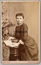 CDV MÄDCHEN MIT OFFENEM BUCH ASPIDISTRA PFLANZE BOTANIK LAFOSSE MANCHESTER ANTIKES FOTO