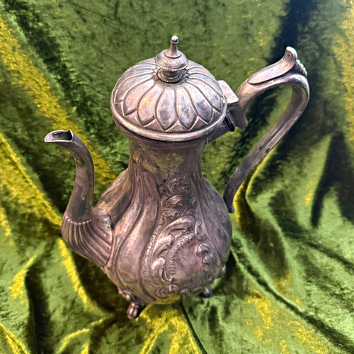 Versilberte kaffeekanne mit - kaffeekanne,