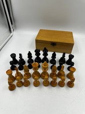 Alte Schachfiguren mit Grünem