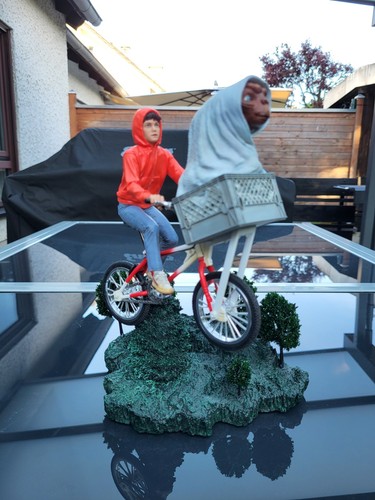 Iron studios und - studios, e.t.