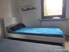 Weißes Bett (IKEA MALM) mit