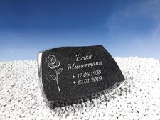 Grabstein im Material Schwarzer Granit 40x30x7 cm inklusive Gravur …