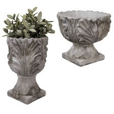 Pflanzkübel aus Steinguss im französischem Landhausstil in Grau für den Garten