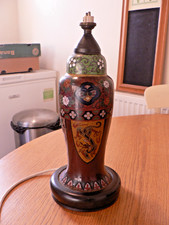 EIN SCHÖNER VINTAGE CHINESISCHER CLOISONNE TISCHLAMPENFUSS AUF STÄNDER