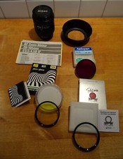 Nikon AF Objektiv 28-105mm, drei Filter und Gegenlichtblende, Linsen-Ø 62mm