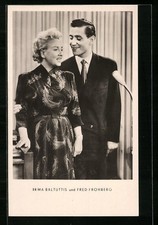 AK Musikerin Irma Baltuttis und Musiker Fred Frohberg singend am Mikrofon 