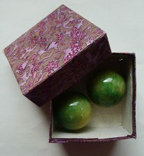 1997 in China als Qigong Kugeln aus Jade gekauft, 220g je Kugel, Ø 52cm, ø Klang