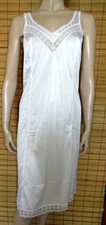 WEISSES UNTERKLEID - SPITZE -