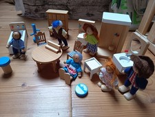 Figuren und Möbel für