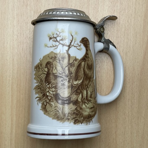 Lichte bierkrug mit zinndeckel - bierkrug,