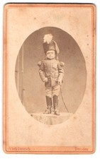 Fotografie Carl Dittrich, Dresden, Kleinwüchsiger in Husaren Uniform mit Orden  
