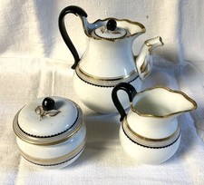 Hübscher Kaffeekern…Porzellan…mit figürlichen Knäufen…weiß schwarz gold elegant