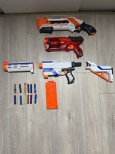 Nerf Elite Spielzeugwaffen mit Pfeilen