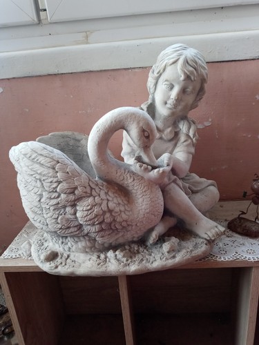 Steinfigur mädchen mit - ",
