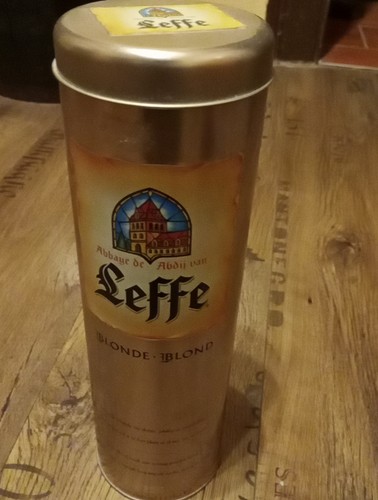 Blechdose der brauerei - brauerei, leffe/