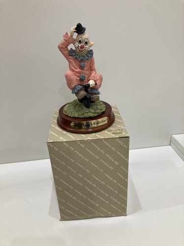 Clown figur auf holzsockel - auf,