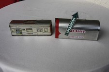 2 Blechdosen Wrigley´`s spearmint (Briefkasten u U-Bahn)
