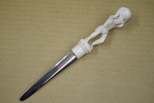 Brieföffner  24 cm Metall mit geschnitzter  Figur Atlas  aus Hirschhorn