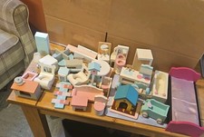 Puppenstubenmöbel aus Holz