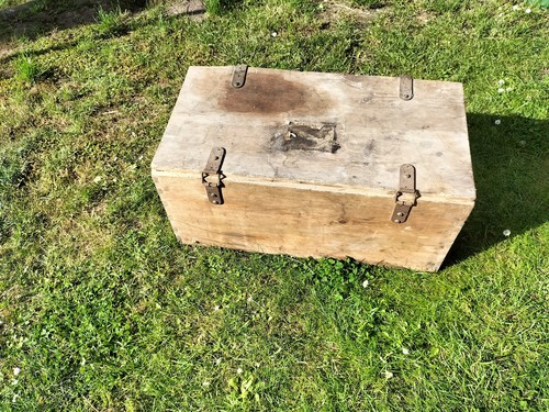 Alte holzkiste mit deckel und - holzkiste,