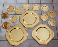 3 Platzteller und 11 Glasuntersetzer achteckig, goldfarbig