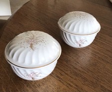 Zwei wunderschöne Porzellandosen, Schmuckdosen mit Deckel von der Fa. Gilde.
