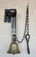 Alte antike Hausglocke, Ladenglocke, Türglocke, Federglocke und Eisenschlegel