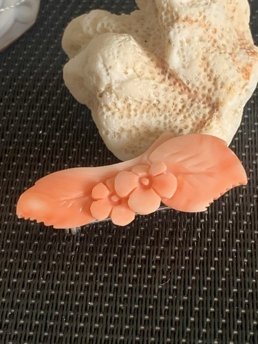 Geschnitzte korallen brosche
